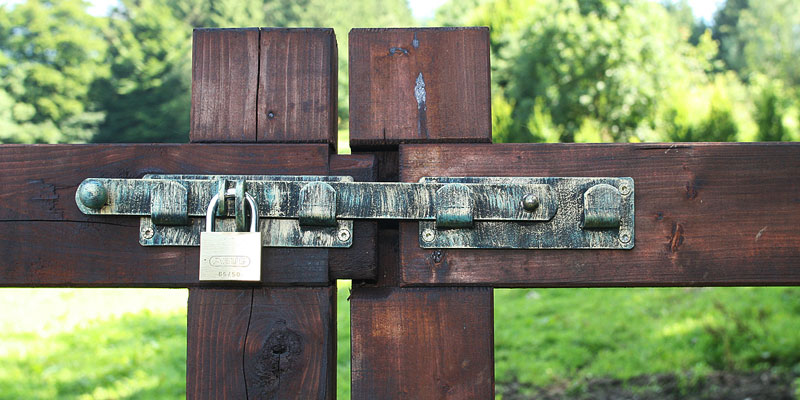 Comment choisir un portail en bois pour une clôture équestre