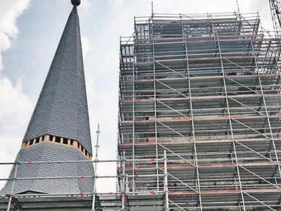 Peter Müller hat am Wiederaufbau des Kirchturms von Ciney beigetragen