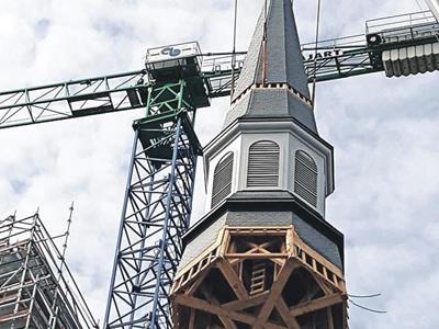 Peter Müller maakt integraal deel uit van de heropbouw van de klokkentoren van de kerk van Ciney